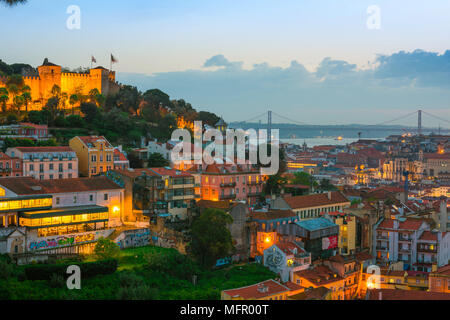 Lo skyline di Lisbona, panorama dei tetti di Mouraria nel centro di Lisbona verso il fiume Tago e il Ponte 25 de Abril bridge, Portogallo. Foto Stock