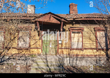 Parte anteriore del legno casa abbandonata. Tallinn, Estonia, Europa Foto Stock