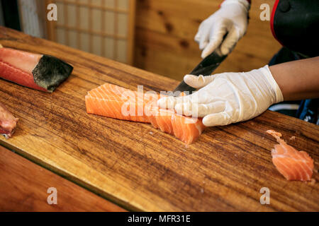 Lo Chef il taglio di salmone fresco Foto Stock