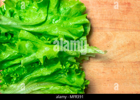 Pila di fresco e ricci letucce organico teste. Harvest mucchio di taglio fresco insalata verde lascia su di un tavolo di legno. Pulire il concetto di mangiare. Vegeteria sani Foto Stock