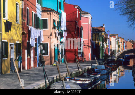 Una vista generale delle case lungo uno dei canali sulla pittoresca isola di Burano, non lontano da Venezia, Italia. Foto Stock