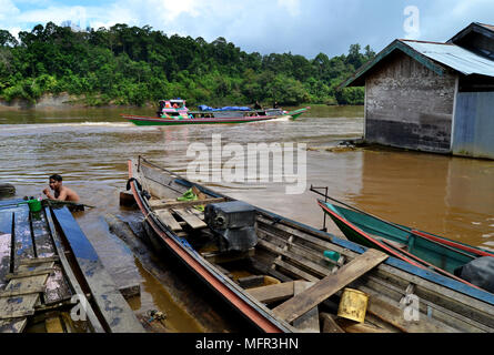 La vita quotidiana sulle rive del fiume Barito Central Borneo, Indonesia Foto Stock