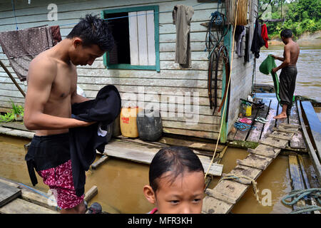 La vita quotidiana sulle rive del fiume Barito Central Borneo, Indonesia Foto Stock