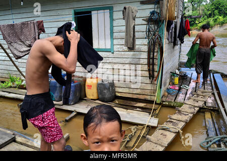 La vita quotidiana sulle rive del fiume Barito Central Borneo, Indonesia Foto Stock