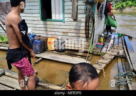 La vita quotidiana sulle rive del fiume Barito Central Borneo, Indonesia Foto Stock