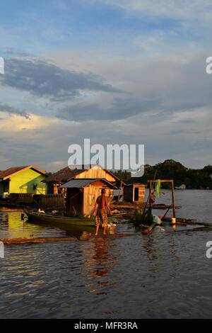 La vita quotidiana sulle rive del fiume Barito Central Borneo, Indonesia Foto Stock