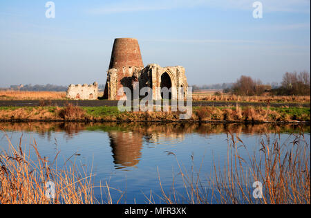 Le rovine di San Benets Abbey lungo il fiume Bure vicino Horning, nel Norfolk Broads. L'abbazia fu fondata nel IX secolo ma la rovina gatehou Foto Stock