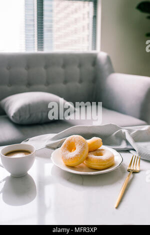 Classic ciambella e caffè sul tavolo bianco. Foto Stock