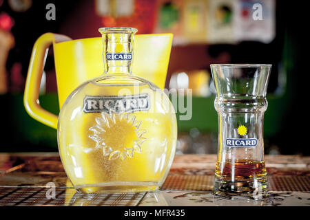 MARSEILLE, Francia - 15 Marzo 2018: Chiusura di su un Ricard brocca e una bottiglia di acqua con il suo logo. Ricard è un pastis, un'anice e liquirizia aromatizzati aper Foto Stock