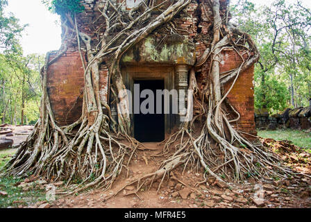 Più a sud santuario Prasat Pram sul lato ovest ha cinque torri o prasats (pram = 5). Tre torri in mattoni stand in una fila sulla stessa piattaforma. Foto Stock