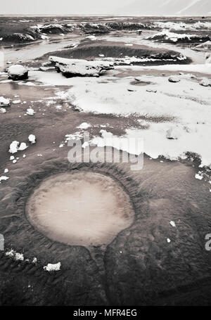 Paesaggio di fango congelato appartamenti presi in neve caduta. Foto Stock