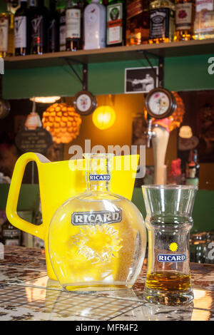 MARSEILLE, Francia - 15 Marzo 2018: Chiusura di su un Ricard brocca e una bottiglia di acqua con il suo logo. Ricard è un pastis, un'anice e liquirizia aromatizzati aper Foto Stock