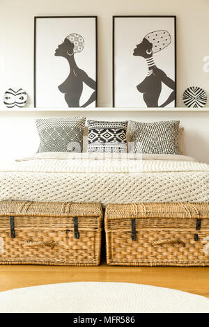 Coppia di ostacolare in vimini ceste al piede di legno letto matrimoniale  in stile country camera da letto Foto stock - Alamy