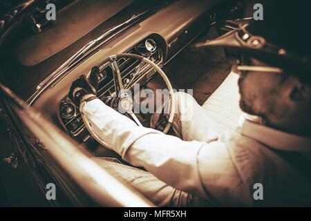 Cowboy americano Driver nella classica auto convertibili. Closeup foto in tonalità seppia color grading. Foto Stock