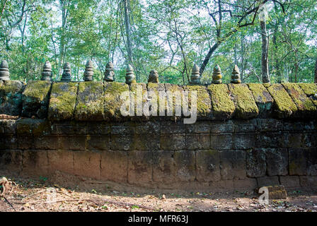 Più a sud santuario Prasat Pram sul lato ovest ha cinque torri o prasats (pram = 5). Tre torri in mattoni stand in una fila sulla stessa piattaforma. Foto Stock