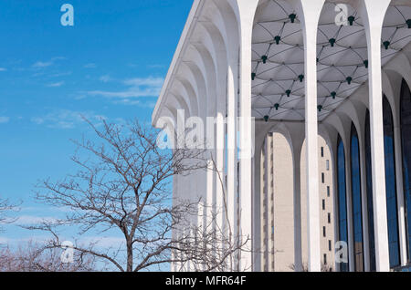 Dettagli architettonici con portico colonnato e la facciata di pietra miliare ufficio edificio contro il cielo blu nel centro cittadino di Minneapolis Minnesota Hennepin County Foto Stock