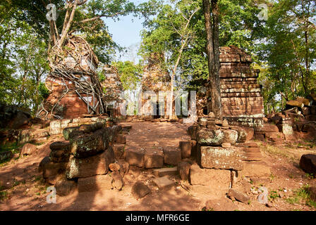 Più a sud santuario Prasat Pram sul lato ovest ha cinque torri o prasats (pram = 5). Tre torri in mattoni stand in una fila sulla stessa piattaforma. Foto Stock