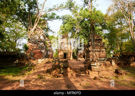 Più a sud santuario Prasat Pram sul lato ovest ha cinque torri o prasats (pram = 5). Tre torri in mattoni stand in una fila sulla stessa piattaforma. Foto Stock