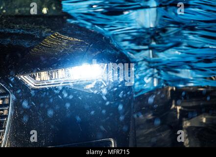 Veicolo moderno nella spazzola automatica Car Wash Closeup Photo. Foto Stock