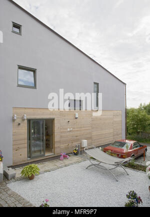 Esterno della nuova build casa contemporanea con giardino frontale Foto Stock