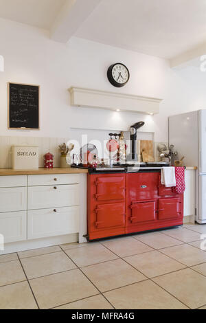 Gamma rossa forno in stile country la cucina con pavimento in piastrelle Foto Stock