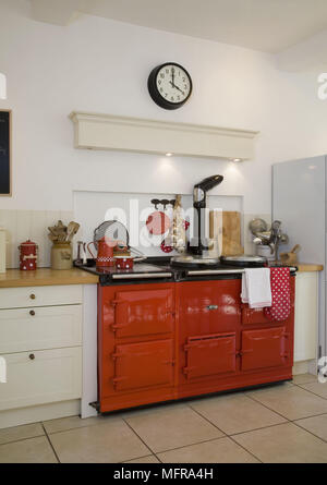 Gamma rossa forno in stile country la cucina con pavimento in piastrelle Foto Stock