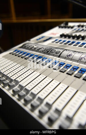 Vicino a Ups professional music desk di mixaggio