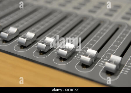 Vicino a Ups professional music desk di mixaggio Foto Stock