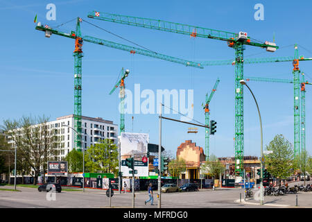 Nuovo lusso ad alto edificio di appartamenti (capovolto) in costruzione accanto a East Side Gallery di Friedrichshain di Berlino, Germania. Lo sviluppo di proprietà Foto Stock