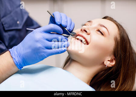 Dentista check-up denti di giovane donna paziente in clinica. Foto Stock