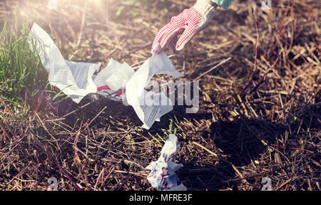 Mano di volontariato area di pulizia dal garbage Foto Stock