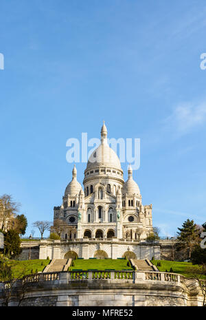 La basilica del Sacro Cuore di Parigi visto dalla parte inferiore della Louise Michel park, con la terrazza e le scale di primo piano nella molla. Foto Stock