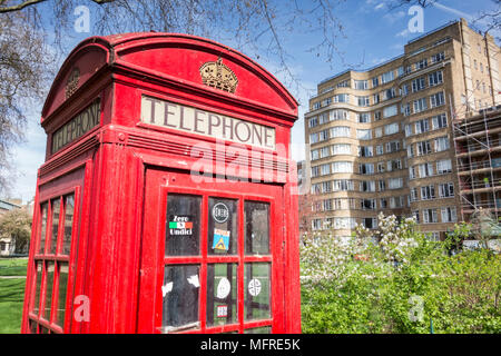 Un iconico telefono K6 rosso su Charterhouse Square, Londra, EC1, Regno Unito Foto Stock