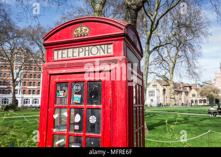 Un iconico telefono rosso scatola su Charterhouse Square, London EC1, Regno Unito Foto Stock