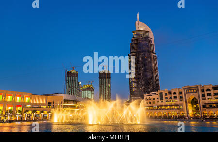 DUBAI, Emirati Arabi Uniti - 1 gennaio: Fontana di Dubai e Indirizzo Hotel dopo un Foto Stock