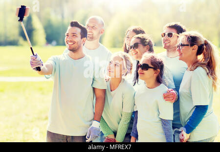 Un gruppo di volontari che assumono selfie dello smartphone Foto Stock