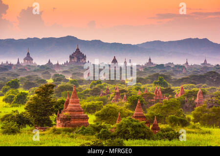 Bagan, Myanmar antiche rovine di templi paesaggio nella zona archeologica al crepuscolo. Foto Stock