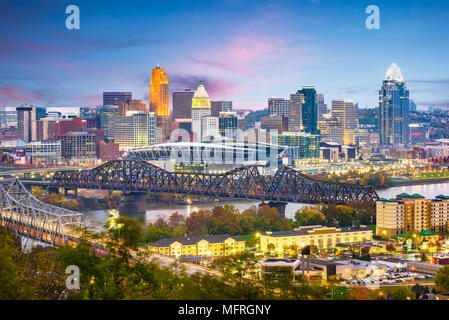 Cincinnati, Ohio, Stati Uniti d'America skyline sul fiume al tramonto. Foto Stock