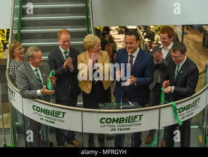 Heather Humphreys, Ministro per gli affari, impresa e innovazione (centro) si unisce con il Taoiseach Leo Varadkar (terzo da destra) all'apertura ufficiale di 50 milioni di Euro Combilift sede centrale globale e impianto di produzione nella città di Monaghan, Irlanda . Foto Stock