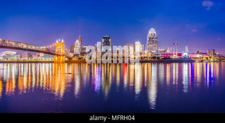 Cincinnati, Ohio, Stati Uniti d'America skyline sul fiume al tramonto. Foto Stock