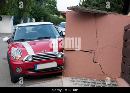 Auto con impatto frontale dopo colpire un muro. Il veicolo è stato rotolando giù una collina a causa di freno a mano non inserito correttamente. Austria. Foto Stock