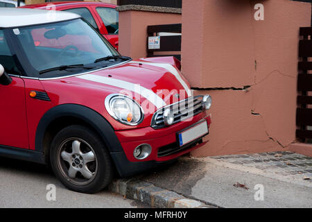 Auto con impatto frontale dopo colpire un muro. Il veicolo è stato rotolando giù una collina a causa di freno a mano non inserito correttamente. Austria. Foto Stock