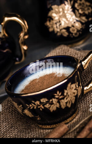 Deliziosa turco inverno caldo bere, sahlep su sfondo di legno Foto Stock