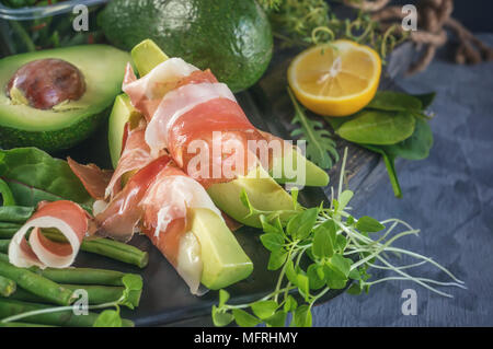 Deliziosi toast di avocado e prosciutto con verde germogliato di senape e limone. Spazio di copia Foto Stock