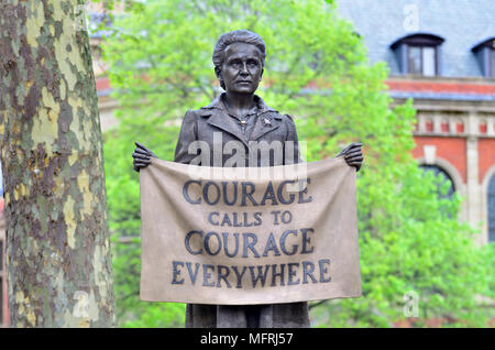 Londra, Inghilterra, Regno Unito. Dame Millicent Fawcett (1847-1929) statua in piazza del Parlamento (2018: Gillian indossando) prima statua di una donna in Parlamento Sq... Foto Stock