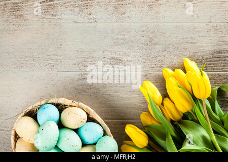 Cestino con fiori di carta sulla scrivania in aula Foto stock - Alamy