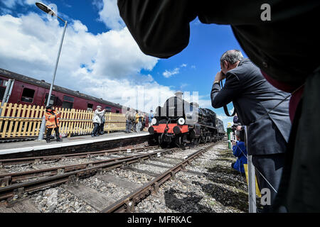 Persone fotografia Swanage Railway 'U' class locomotiva a vapore n. 31806, noto come 'Mogul' a Yeovil Junction, dove comincia la sua gamba della Gran Bretagna XI treno a vapore tour, da Cardiff a Swanage attraverso Dorchester. Foto Stock