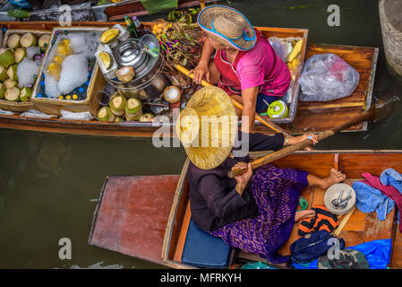 I venditori locali presso un mercato galleggiante in Thailandia Foto Stock