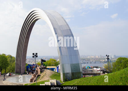 L'amicizia delle Nazioni arco dedicato all'unificazione della Russia e dell'Ucraina, è stato costruito a Kiev, la capitale di Ucraina. Foto Stock