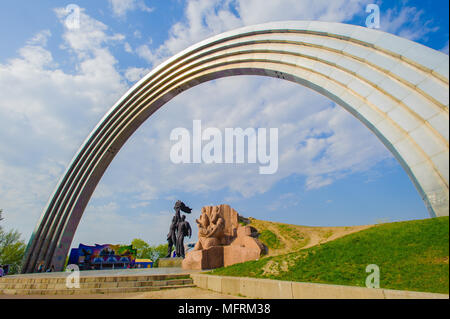 L'amicizia delle Nazioni arco dedicato all'unificazione della Russia e dell'Ucraina, è stato costruito a Kiev, la capitale di Ucraina. Foto Stock